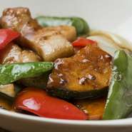中国の黒酢を煮詰めた濃厚なソースを使用した酢豚。季節の野菜と長芋をアクセントに入れております。