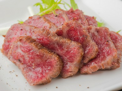 バリエーション豊富な料理を囲んで盛り上がる歓送迎会