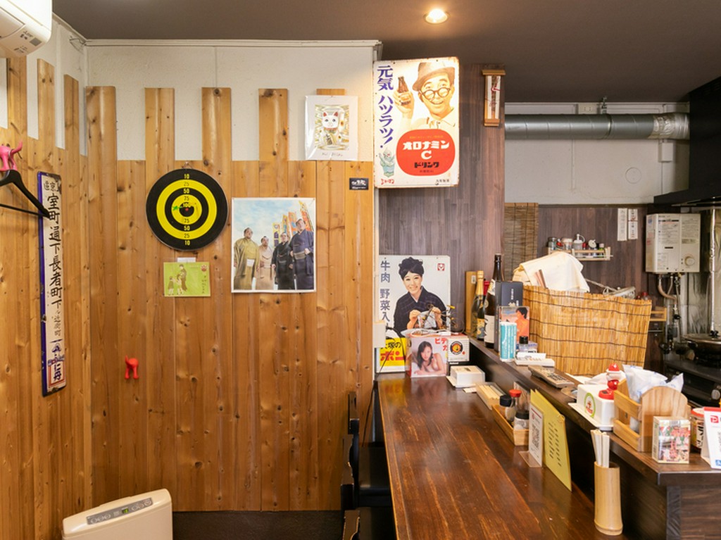 懐かしく会話もはずむ、昭和レトロな小物が飾られた店内