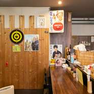 マスターが趣味で収集している昭和レトロな小物が飾られた店内。懐かしく、会話もはずみます。デートにオススメ。