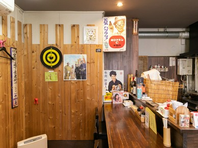 懐かしく会話もはずむ、昭和レトロな小物が飾られた店内