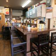 カウンター席のみの明るい雰囲気の店内には女性スタッフもおり、女性おひとり様でも安心してくつろげます。