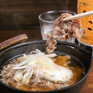 肉うどんのうどんの代わりに豆腐を入れた、大阪の郷土料理『肉吸い』。鰹だしで牛肉と豆腐と白ネギを煮込み、玉子で閉じるかはお好みで。牛肉の旨みが溶け出し、ネギの甘みと合わさったスープはクセになる味です。