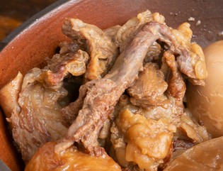 しっかりとした味わいを持ち、煮込んでトロトロになる牛スジ肉