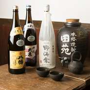 焼酎は、50銘柄以上が並びます。飲み比べセットや時季毎のオススメも。鹿児島県出身の店主によるセレクトで、存分に楽しませてくれます。焼酎は美しい酒器で、ビールはうすはりグラスで。粋なおもてなしが光ります。