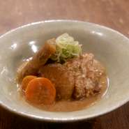 国産豚の骨付きあばら肉を根野菜と一緒に麦味噌で煮込んだ、鹿児島を代表する郷土料理。豚肉と野菜の旨みがたっぷり。どこか懐かしい味わいです。