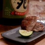 イワシでつくった自家製のさつま揚げ。イワシを食感が残る程度に叩いて仕上げています。焼酎と合わせて楽しみたい逸品。