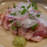 さつま地鶏のもも肉を使用したとりわさ。地鶏ならではの食感と旨みが凝縮されています。鶏の味をしっかり楽しめる一品。