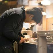 「提供するものすべてに裏づけがあるサービスを心がけています」と話す内氏。人や食材や食器などにも背景があり、今も昔もそういった背景こそがおいしさの本質だと考えて食と向き合う、真摯な姿勢が伺えます。