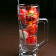 フルーツがふんだんに使われたドリンク、レトロキャラクターグラスを使ったクリームソーダ、タレ壺に入ったサワーなどSNS映えするドリンクが多数用意されています。ぜひ一度お試しあれ！