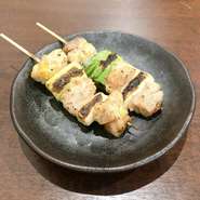 電気やガスではなく、備長炭で焼鳥を焼いています。そのため、自宅でお持ち帰りパックを開封した時に広がる備長炭の香りは、間違いなく食欲をそそります。白ご飯があれば、翌日のお弁当が焼鳥丼にも早変わり。