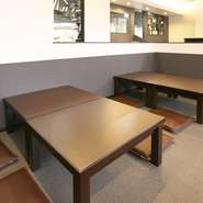 掘りごたつではありませんが、しっかりと足を伸ばして座ることができる小上がりの座敷が用意されています。20名様までの貸切にも対応しているため、気軽に相談してみてください。