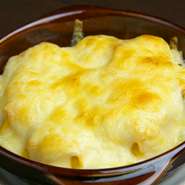 画像は、冬にぴったりの料理『かぼちゃマヨネーズ』です。かぼちゃをチーズとマヨネーズで和えてからオーブンへ。ほっこりとした温かさで、小さなお子様にも食べやすくオススメです。