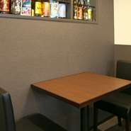 炭火の串焼きは一人でも食べやすいようにと、一本から注文できます。串焼きをアテに、ビールを一杯飲む幸せ。誰にも邪魔されない、一人飯ならではの至福の時間を過ごせます。