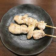 焼鳥店では、一般的にあまりお見かけしないメニュー。コリっとした歯ごたえと弾力があり、噛むたびにジュワ～ッと脂が溢れ出します。甘い脂をビールで流し込む人、多数！