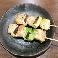 鶏肉、ねぎ、鶏肉、このシンプルなおいしさがたまりません。炭火で焼いたねぎは甘みがグッと引き出され、香ばしい鶏肉との相性も抜群。繰り返し食べたくなるおいしさです。