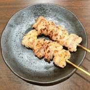 せせりは、鶏の首回りのお肉で一羽からあまり量を取ることができない、希少部位となっています。塩麹でしっかりと漬け込む事により、お肉が柔らかく食べやすくなります。