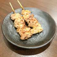 炭が持つ強い火力によって、強火の遠火を保ちます。焼きすぎたり脂を落としすぎたりすれば肉がパサついてしまうため、プロならではの絶妙な火加減によって仕上げています。