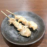 食材を串に刺していく作業は、一つ一つ店内で行っています。肉のおいしさや食感の良さを余すところなく味わってほしいという思いから。新鮮でこだわりの食材を仕入れています。