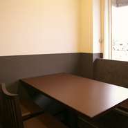 おいしい料理を食べながら、楽しい時間を過ごせる【炭火焼き鳥　とりいち】。テーブル席と座敷が用意され、さまざまな人数で利用できます。貸切にも対応できるので、ぜひ！