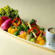 太田市場直送の滋味豊かで甘みたっぷりの新鮮野菜を5-6種使ったバーニャカウダ。ニンニクとアンチョビが効いた自慢のソースはさっぱりとしてコクがあり、野菜の旨さを際立たせてくれます。