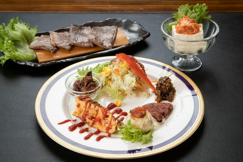 アラカルトでお食事もご注文可能