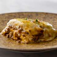 パスタに牛ひき肉100％のミートソースとベシャメルソースを重ねて焼き上げた正統派なラザニア。
