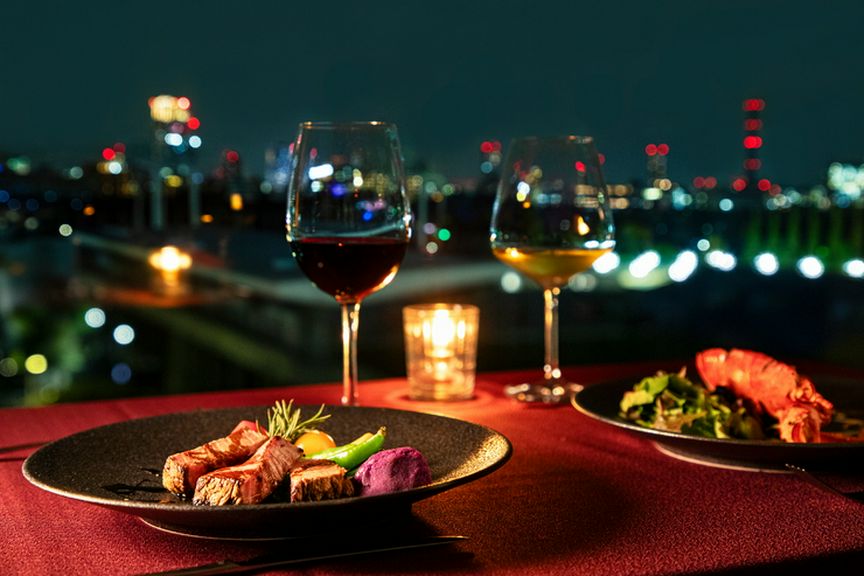 青山の夜景を一望できる特別席で至極のコース料理を堪能