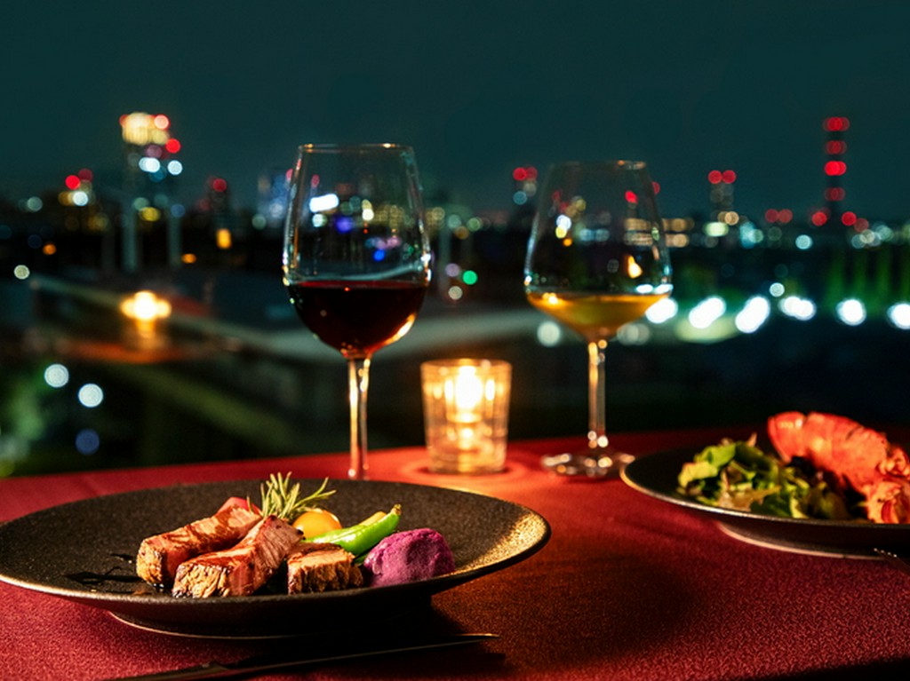 青山の夜景を一望できる特別席で至極のコース料理を堪能