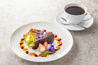 優雅なカフェタイムにポルトフィーノ特製ケーキセット。会食や接待、女子会にご利用ください！