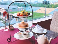 贅沢なフレッシュフルーツと4種のソースと共にパンケーキをお召し上がりください。