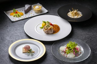ポルトフィーノの上質な空間で味わうこだわり食材の季節の5品コース。メインはお魚かお肉のチョイスあり！