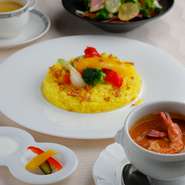 甲殻類のだしを使い、ココナッツミルクが味の決め手です。トッピングとして大ぶりの海老、帆立、ツブ貝をプラス。口に入れた瞬間に“魚介の旨味”、深いコクが広がります。サフランライスと絡めて召し上がれ。