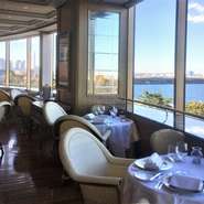 L字型に広がる大きな窓から臨む
壮大な横浜の景色は圧巻!!
海を眺めながらのんびりとした
ランチタイム/ディナータイムをお過ごしください。