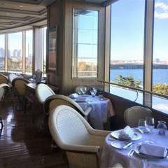 L字型に広がる大きな窓から臨む 壮大な横浜の景色は圧巻!!