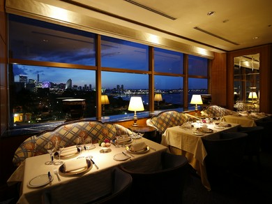 賑やかな街並みから離れ、海の上に広がるロマンチックば空間