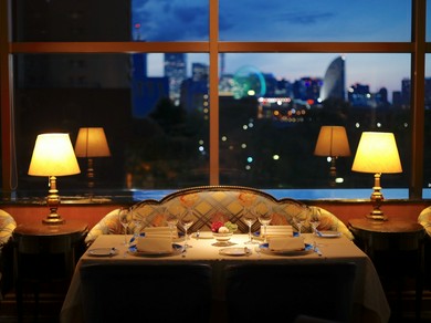 窓の外に広がる港町横浜