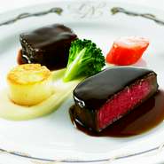 絶対お召し上がり頂きたい一品。
国産牛フィレ肉と牛頬肉をご提供。
牛フィレ肉は赤身と脂のバランスが良いものをミディアムレアに焼き上げ、牛頬肉は濃厚な赤ワインソースと合わせ、3日間かけて仕上げております。
