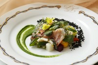 季節に合った旬の魚介を使ったオードブルになります。
素材選びから盛り付けに至るまで、料理長のこだわりが詰まった一皿をごゆっくりとご堪能ください。