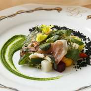 季節に合った旬の魚介を使ったオードブルになります。
素材選びから盛り付けに至るまで、料理長のこだわりが詰まった一皿をごゆっくりとご堪能ください。