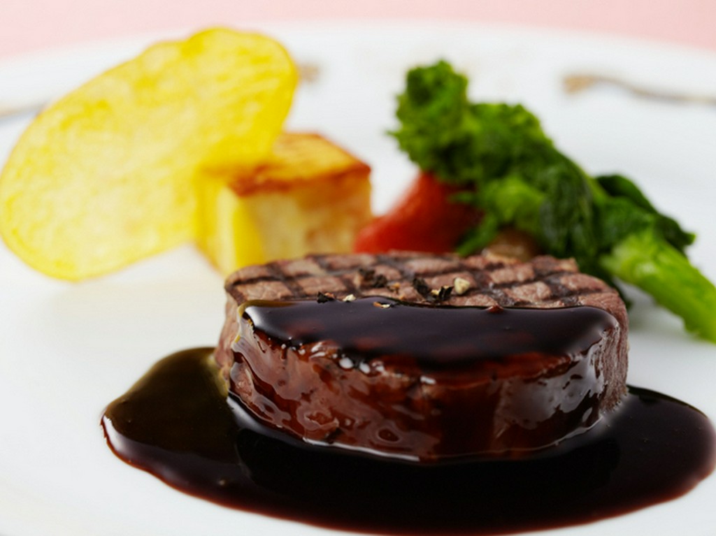 国産牛フィレ肉のグリル　マデラワインソース
