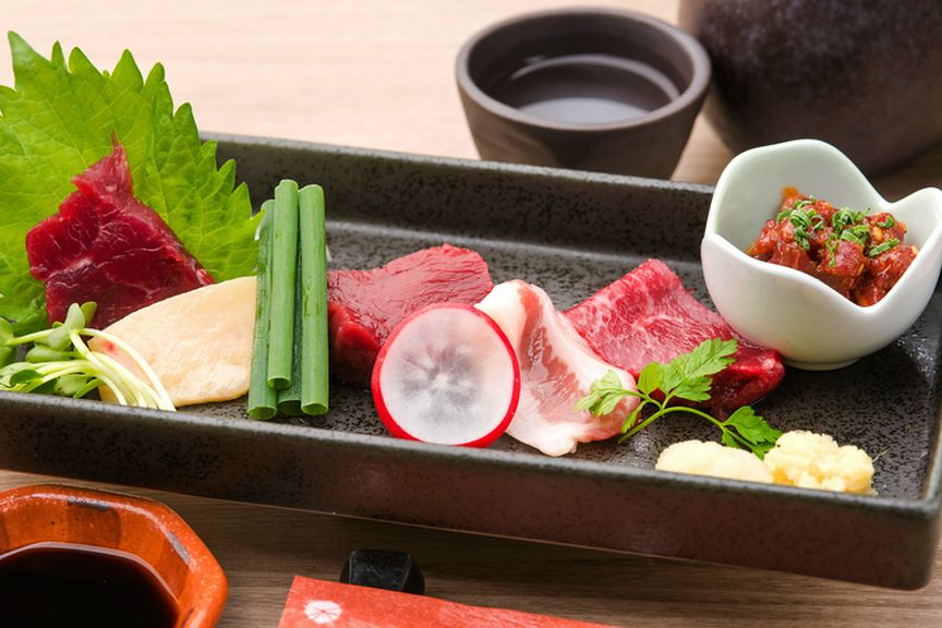 熊本直送の新鮮な馬肉の旨みを心ゆくまで堪能