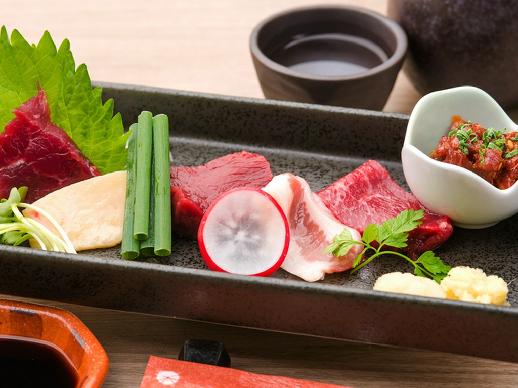 熊本直送の新鮮な馬肉の旨みを心ゆくまで堪能