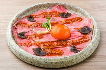 潮風吹く天草で育てられた黒毛和牛を堪能『プレミアムユッケ』