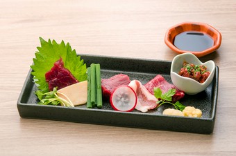 熊本直送鮮馬の旨みをそのままに。『特選馬刺し盛り合せ』