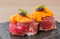 贅を尽くした色鮮やかな一貫『霜降り馬肉の生雲丹軍艦』