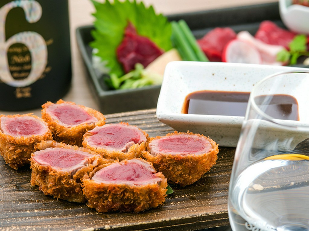 馬肉の旨みをギュッと凝縮した『馬肉のレアヒレカツ』