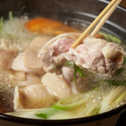 自家製出汁　鶏もも一本炊きの地鶏水炊き鍋