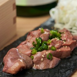 美桜鶏のとろっとレバ刺し