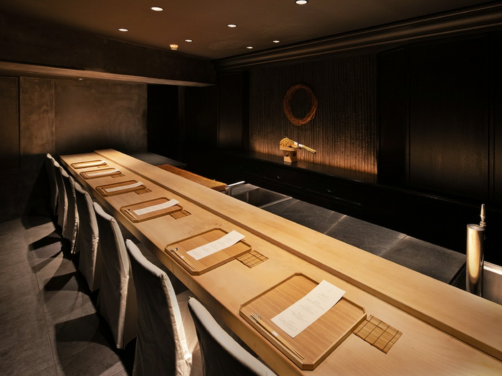 黒漆喰と大きなカウンターが醸し出す落ち着いた雰囲気